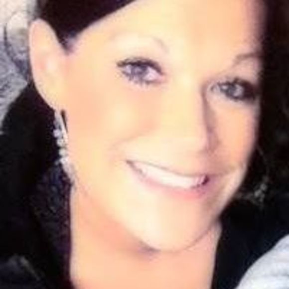 Profile Picture of Rachel Grages (@latoria22) on Poshmark