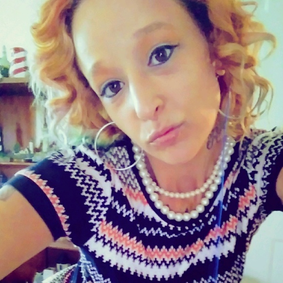 Profile Picture of Kristin Thompson (@katd11104) on Poshmark