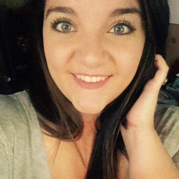 Profile Picture of Lillian Holguin (@lillianholguin) on Poshmark