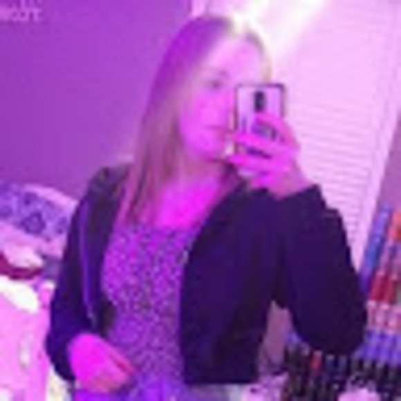 Profile Picture of Brianna Stavedahl (@stavedahlb) on Poshmark