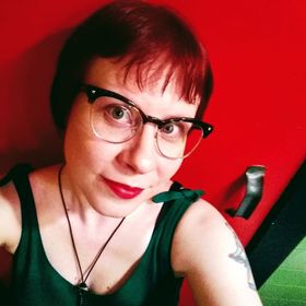 Profile Picture of Danielle Clare (@eishaschen) on Pinterest