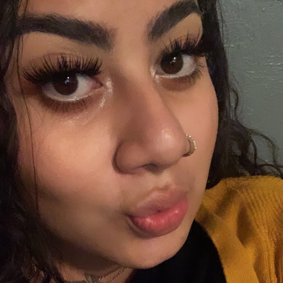 Deyni Delcid - Poshmark Profile Picture of Deyni Delcid (@deynidelcid) on Poshmark