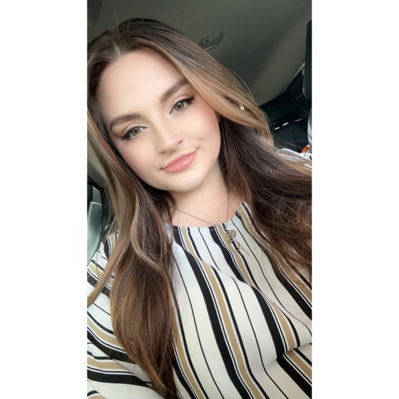 Profile Picture of Lexi Henry (@lovelylexi_24) on Poshmark
