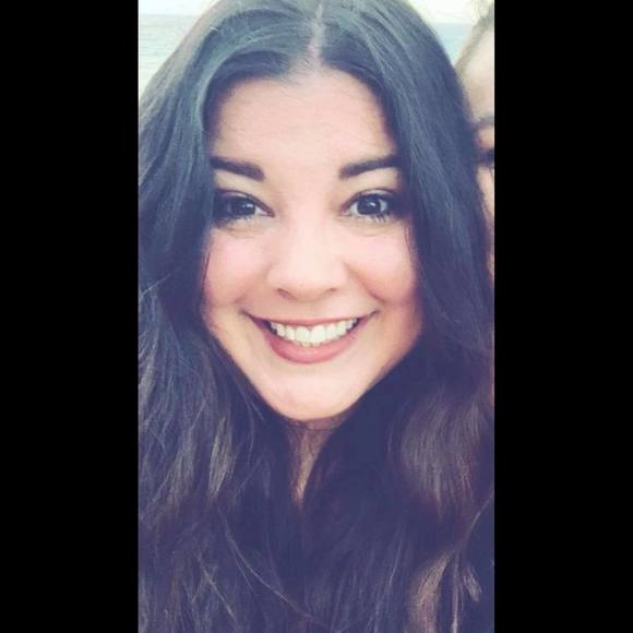 Profile Picture of Nicole Brendis (@nicolebrendis) on Poshmark