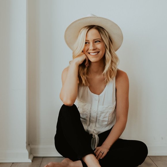 Profile Picture of Hilary Schleier (@hilarygrace) on Poshmark