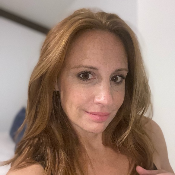 Profile Picture of Melanie Lormer (@resellomello) on Poshmark