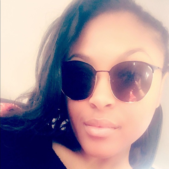 Profile Picture of Ashleigh Weaver (@alauren1017) on Poshmark