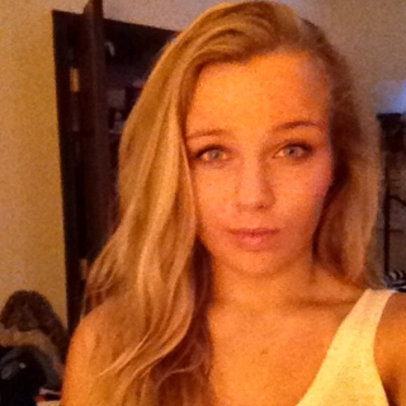Profile Picture of Arlena Czikora (@arigabbi) on Poshmark
