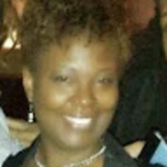 Profile Picture of Cheryl James (@almndjy71) on Poshmark