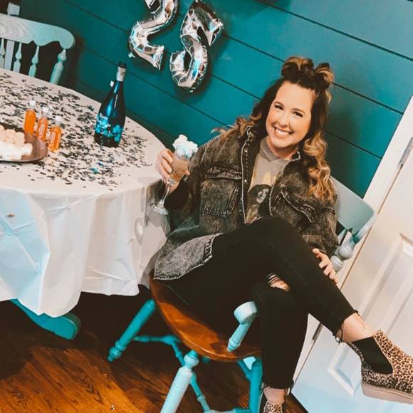 Profile Picture of Shelby Lager (@lagerface) on Poshmark