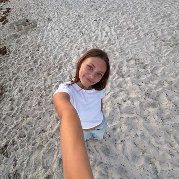 Profile Picture of Shaylyn Mackellar (@shaylynlee13) on Poshmark