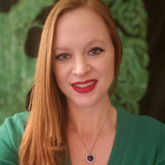 Profile Picture of Shannon Farrell (@threesisterschi) on Poshmark