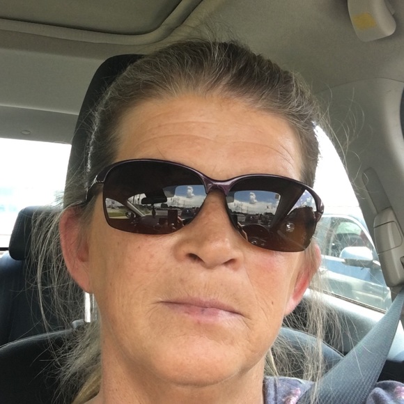 Profile Picture of Robin Lorenzen (@robin1408) on Poshmark