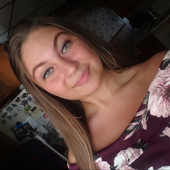 Profile Picture of Danielle Dinofa (@danielle_1999) on Poshmark
