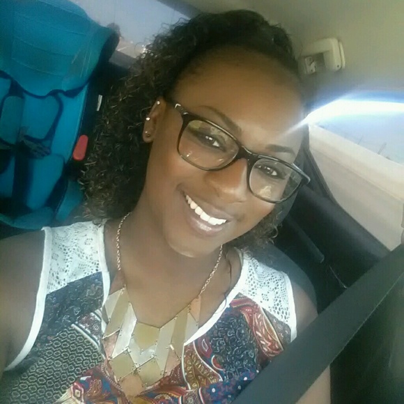 Profile Picture of Simone Powell (@simonepowell) on Poshmark