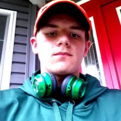 Profile Picture of Jonathan Comstock (@lyndenxb0x) on Twitter
