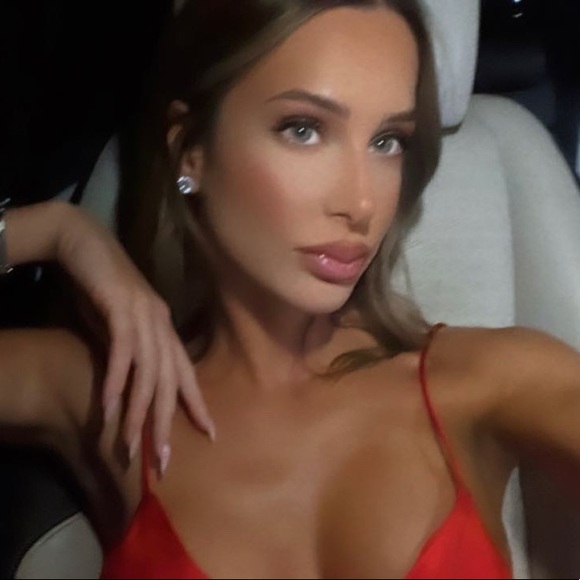 Profile Picture of Selena Kourtis (@kourtisselena) on Poshmark