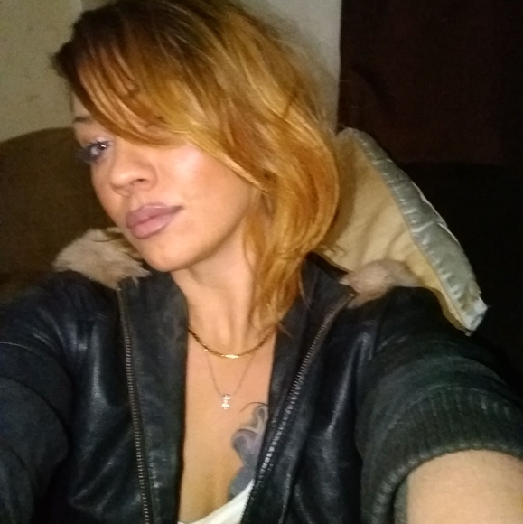 Profile Picture of Jessica Wallor (@queenhoyt) on Poshmark