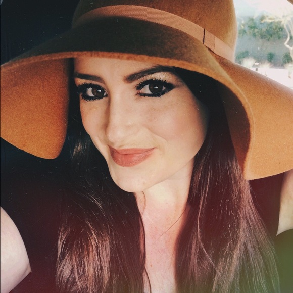 Profile Picture of Julianne Averbuck (@javerbuck) on Poshmark