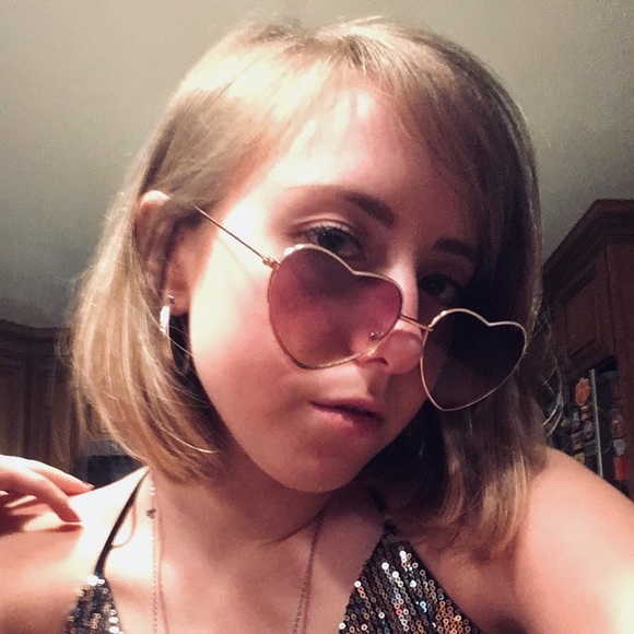 Profile Picture of Jess Perry (@jmp200021) on Poshmark