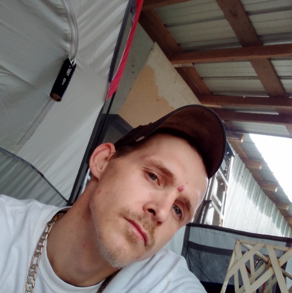 Profile Picture of Jeff Null (@jeffnull) on Poshmark