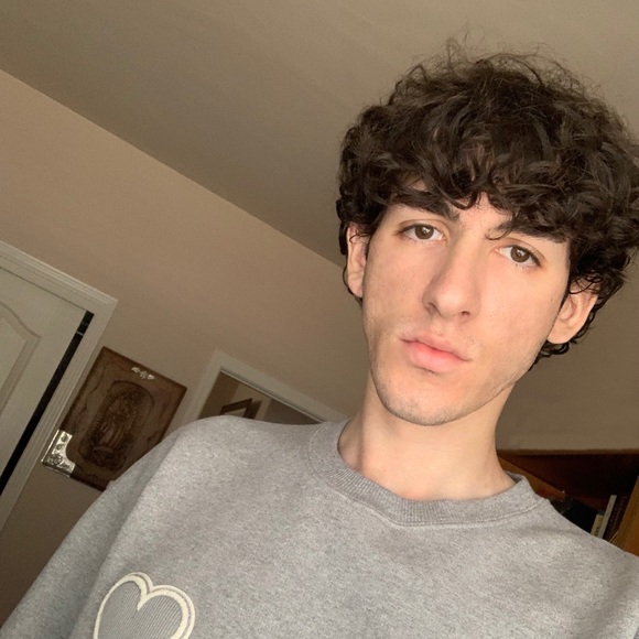 Profile Picture of Antonio Dymsza (@antoniodymsza) on Poshmark