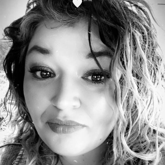 Profile Picture of Angela Devault (@jula711) on Poshmark