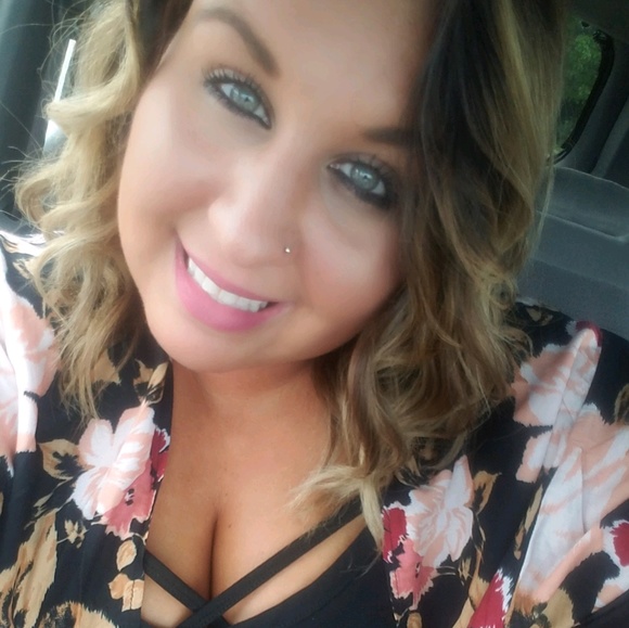 Profile Picture of April Mysliwiec (@sumsmum) on Poshmark