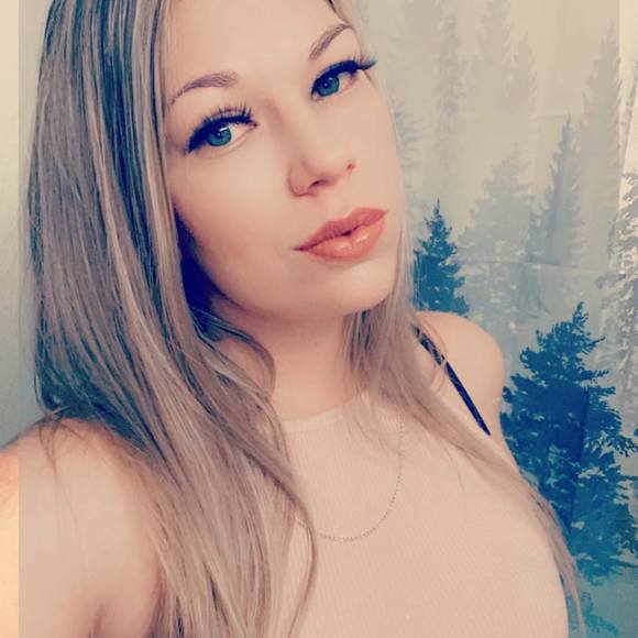 Profile Picture of Samantha Panczak (@samanthalyn1991) on Poshmark