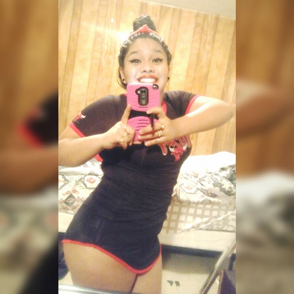 Profile Picture of Veronica Leongarcia (@veronicaleon844) on Poshmark