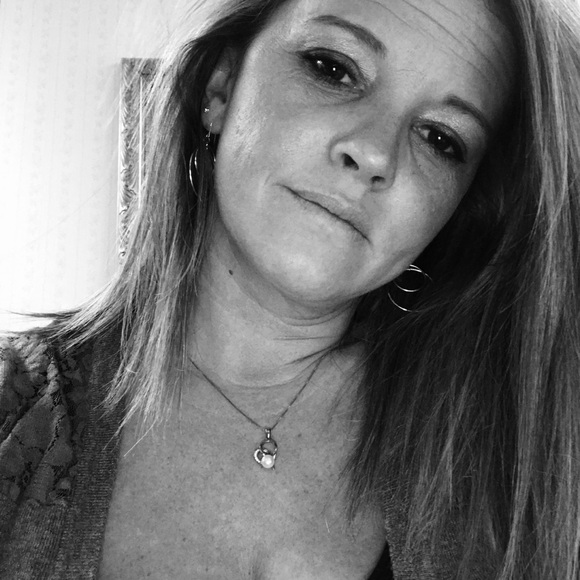 Profile Picture of Ashlea Wohlers (@ashleawohlers) on Poshmark