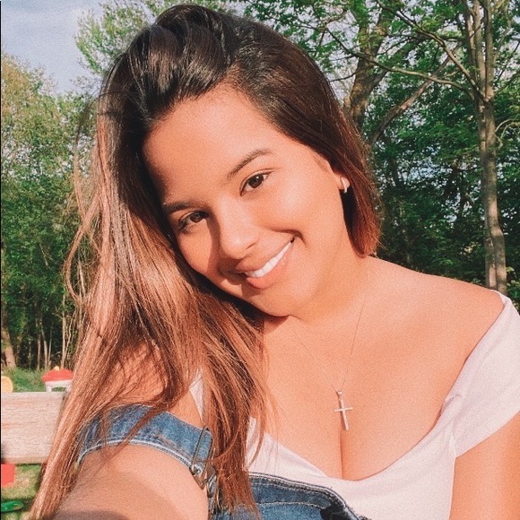 Profile Picture of Antonia Arcos (@antoarcos) on Poshmark