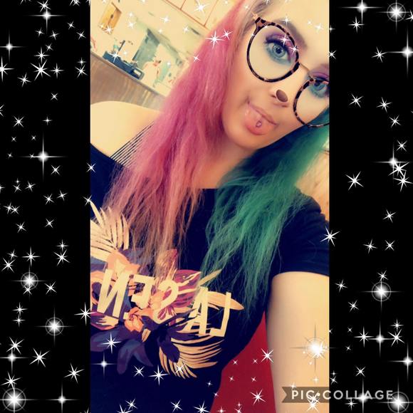 Profile Picture of Brooke Redar (@brookiexdcookie) on Poshmark