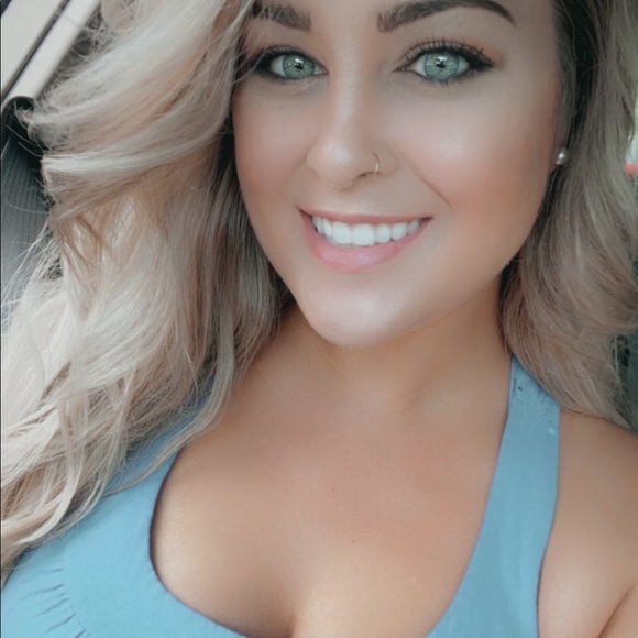 Profile Picture of Angelina Ruoff (@angelmarierein) on Poshmark