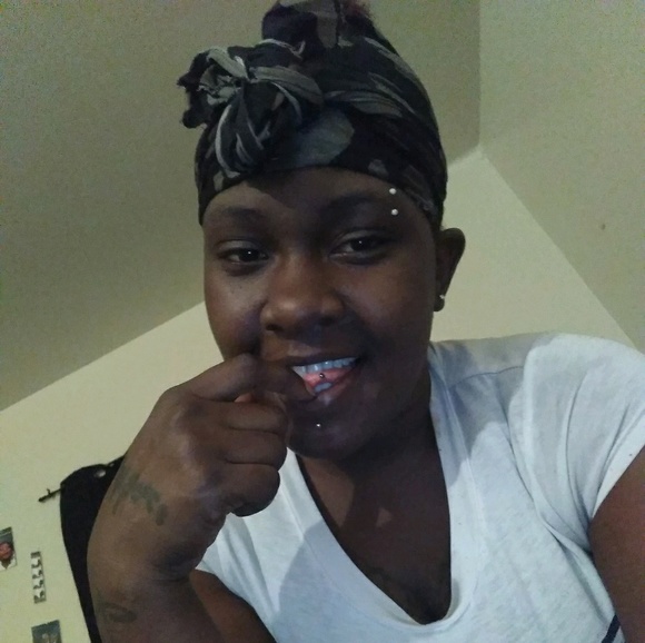 Profile Picture of Raynika Grays (@raynikagrays26) on Poshmark