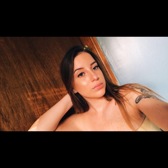 Profile Picture of Haley Stahl (@oxyelah) on Poshmark