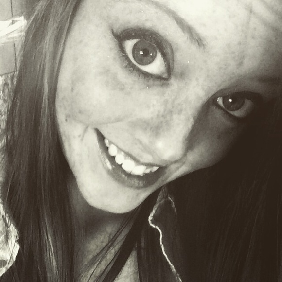 Profile Picture of Stephanie Mikel (@slholiday) on Poshmark