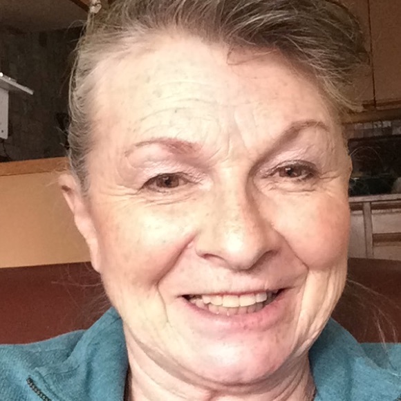 Profile Picture of Joan Weaver (@kimsqueenbee) on Poshmark
