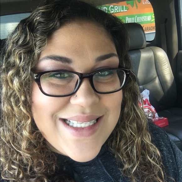 Profile Picture of Candace Huizar (@candacehuizar) on Poshmark