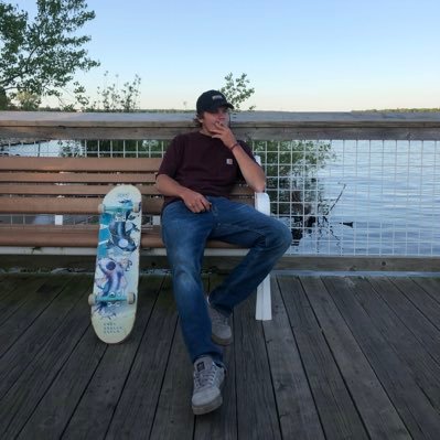 Profile Picture of Logan DeVries (@Logo_Wade) on Twitter