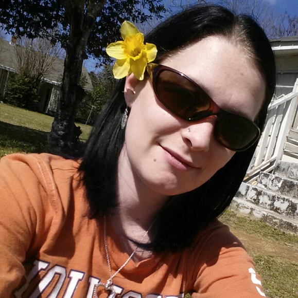 Profile Picture of Starla Biddinger (@starfire10124) on Poshmark