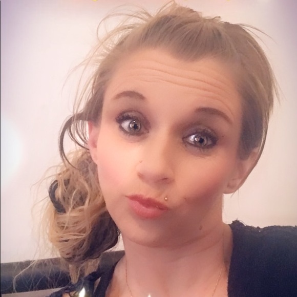 Profile Picture of Jessica Giesberts (@jgiesberts) on Poshmark