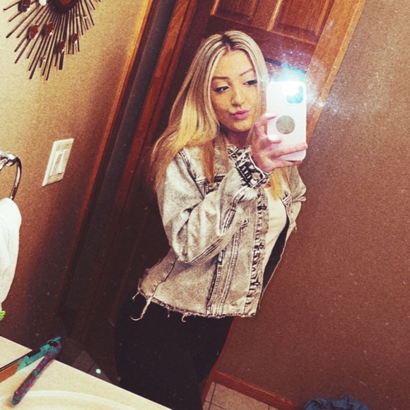 Profile Picture of Haley Olson (@haleyyolsonn) on Poshmark