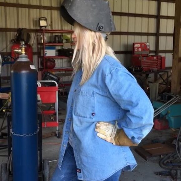 Profile Picture of Bonnie n Longcrier (@banderson1521) on Poshmark