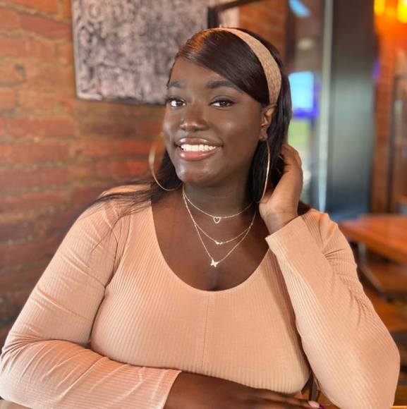 Profile Picture of Arnelle Toffey (@nellytoffey) on Poshmark