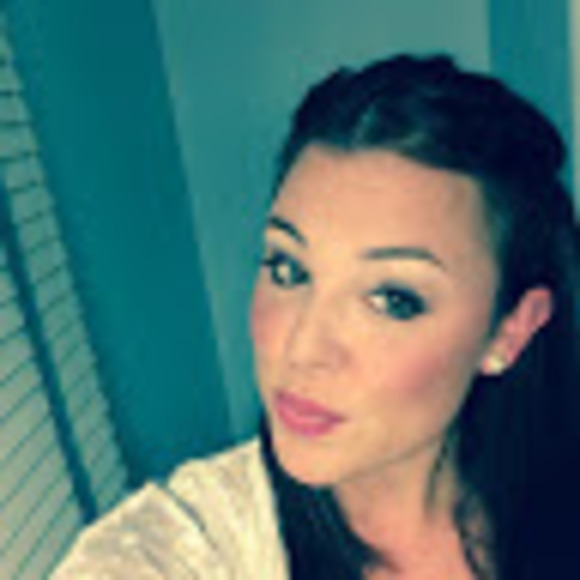 Profile Picture of Alex Vawter (@allyv1987) on Poshmark