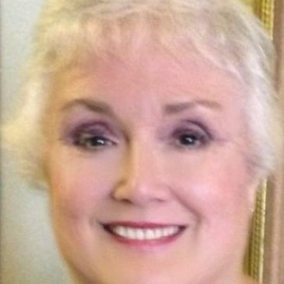 Profile Picture of Linda Holloway (@tuxeyes) on Poshmark