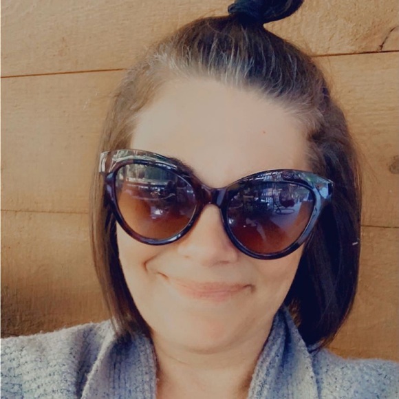 Profile Picture of Danielle Brower (@danbrow27) on Poshmark