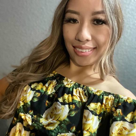 Profile Picture of Lisa Saesee (@lisasaesee) on Poshmark