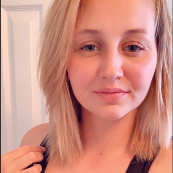Profile Picture of Destinie Longanecker (@daebabyxo) on Poshmark